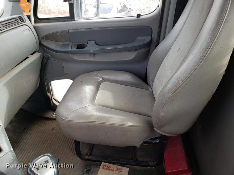 image for item DD3960 2005 Freightliner Columbia 120 semi truck