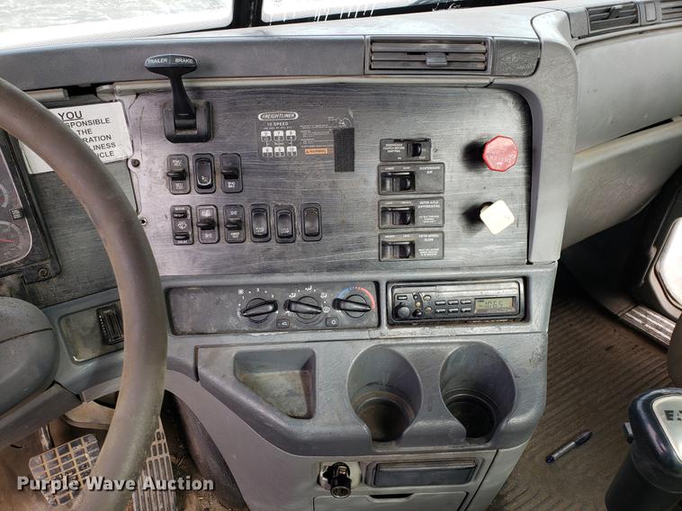 image for item DD3960 2005 Freightliner Columbia 120 semi truck