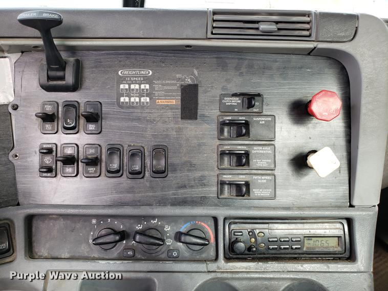 image for item DD3960 2005 Freightliner Columbia 120 semi truck