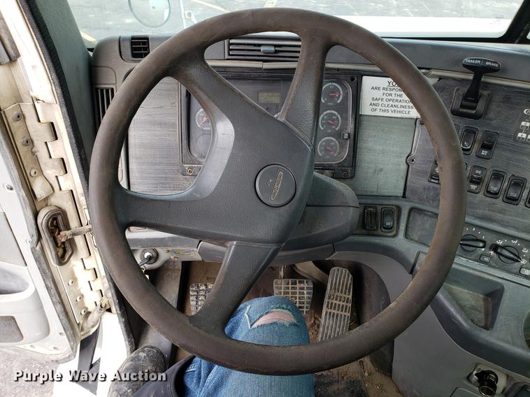 image for item DD3960 2005 Freightliner Columbia 120 semi truck