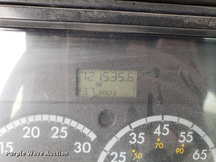 image for item DD3960 2005 Freightliner Columbia 120 semi truck