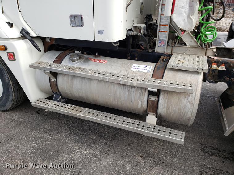 image for item DD3960 2005 Freightliner Columbia 120 semi truck