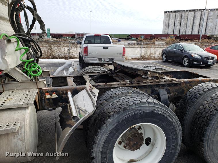 image for item DD3960 2005 Freightliner Columbia 120 semi truck