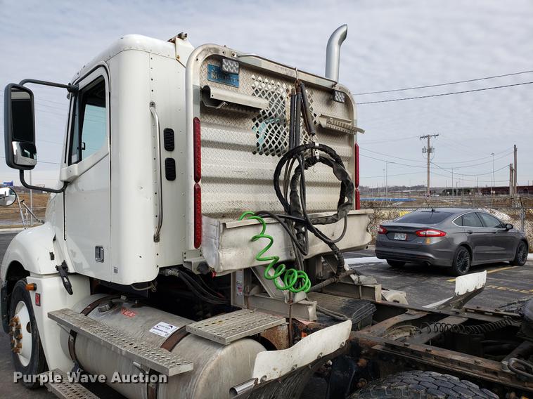 image for item DD3960 2005 Freightliner Columbia 120 semi truck