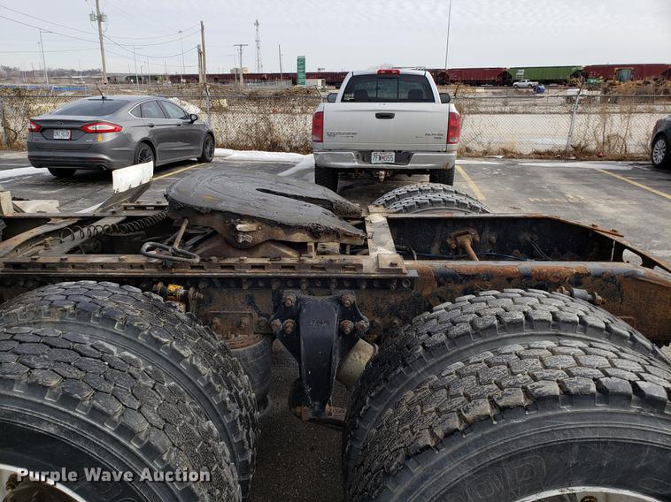 image for item DD3960 2005 Freightliner Columbia 120 semi truck