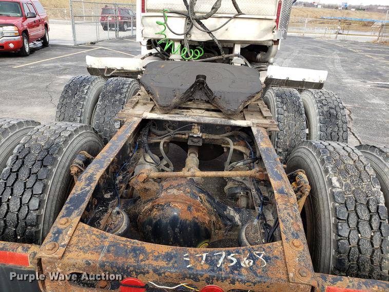 image for item DD3960 2005 Freightliner Columbia 120 semi truck