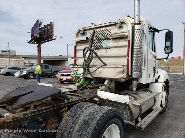 image for item DD3960 2005 Freightliner Columbia 120 semi truck