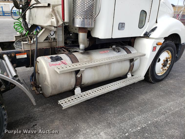 image for item DD3960 2005 Freightliner Columbia 120 semi truck