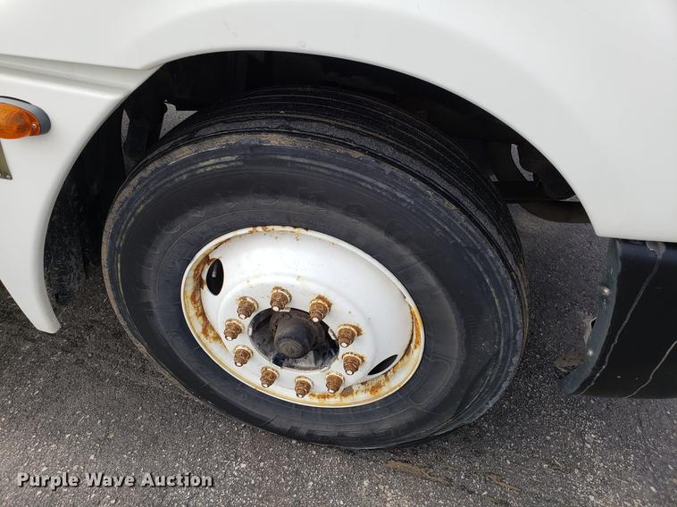 image for item DD3960 2005 Freightliner Columbia 120 semi truck