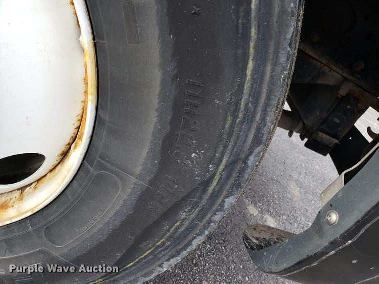 image for item DD3960 2005 Freightliner Columbia 120 semi truck