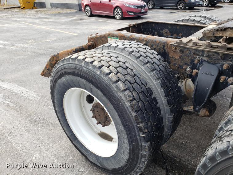 image for item DD3960 2005 Freightliner Columbia 120 semi truck