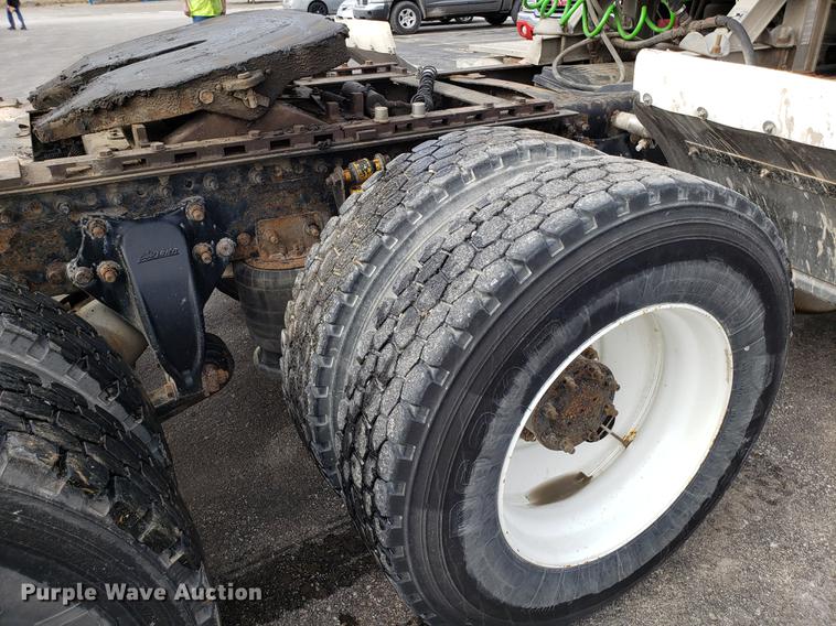 image for item DD3960 2005 Freightliner Columbia 120 semi truck