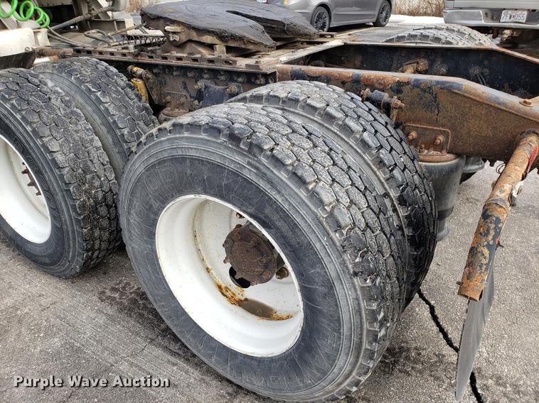 image for item DD3960 2005 Freightliner Columbia 120 semi truck