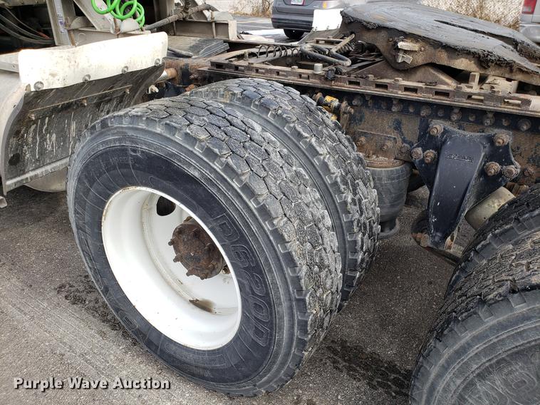 image for item DD3960 2005 Freightliner Columbia 120 semi truck