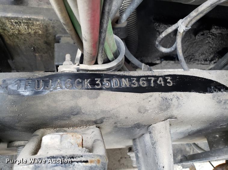 image for item DD3960 2005 Freightliner Columbia 120 semi truck