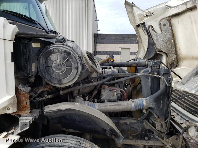 image for item DD3960 2005 Freightliner Columbia 120 semi truck