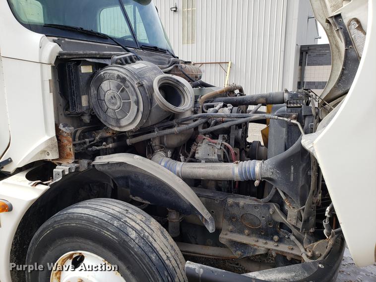 image for item DD3960 2005 Freightliner Columbia 120 semi truck