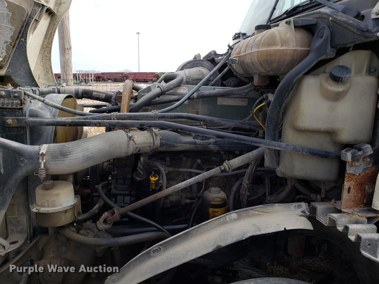 image for item DD3960 2005 Freightliner Columbia 120 semi truck