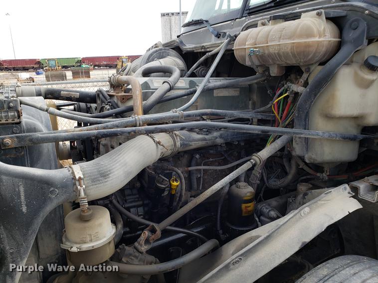 image for item DD3960 2005 Freightliner Columbia 120 semi truck