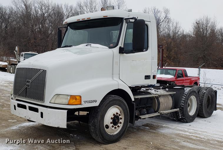 image for item DD3990 2002 Volvo VN semi truck