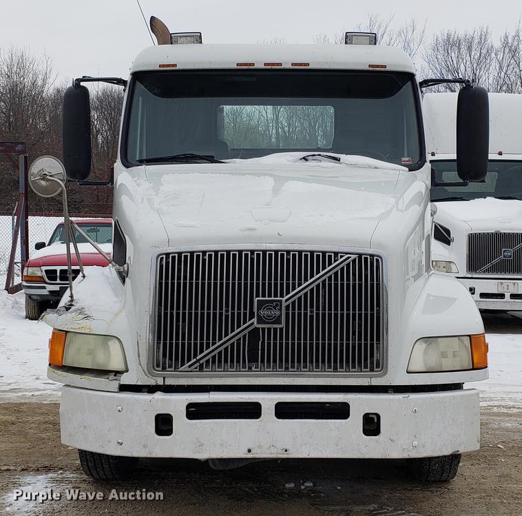 image for item DD3990 2002 Volvo VN semi truck