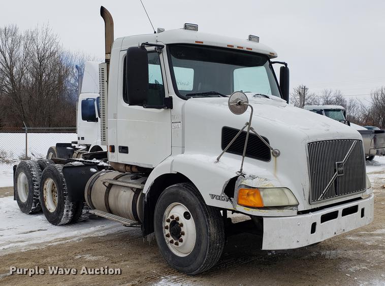image for item DD3990 2002 Volvo VN semi truck