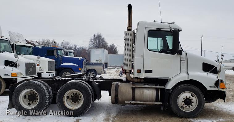 image for item DD3990 2002 Volvo VN semi truck