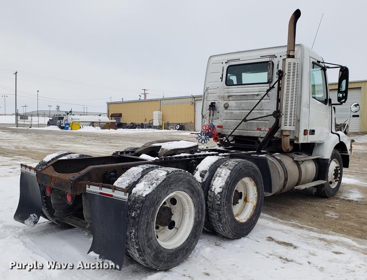 image for item DD3990 2002 Volvo VN semi truck