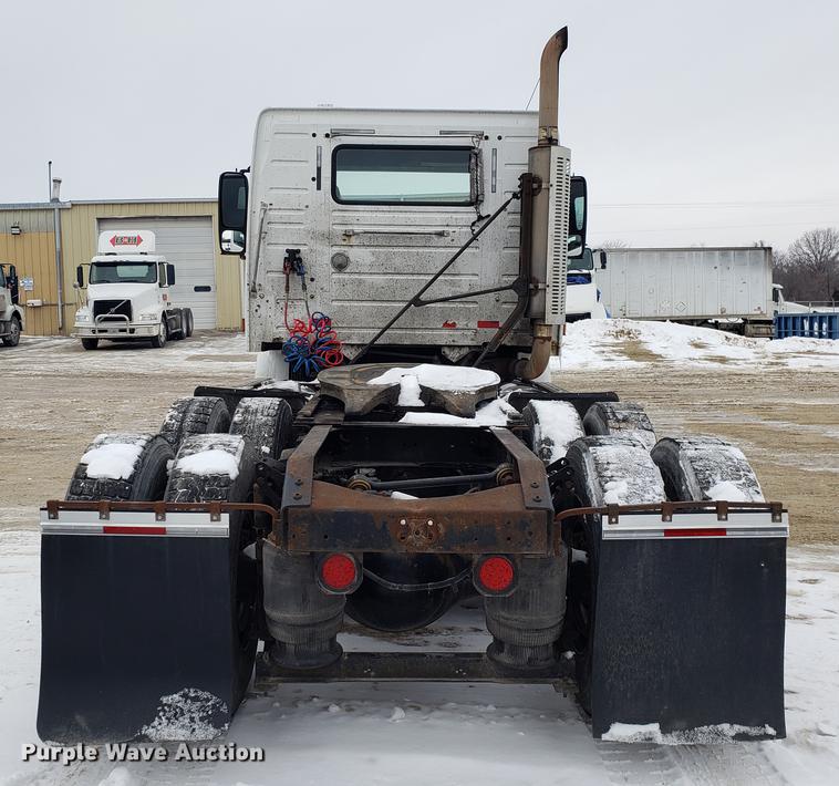 image for item DD3990 2002 Volvo VN semi truck