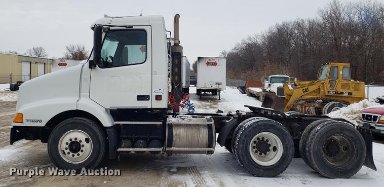 image for item DD3990 2002 Volvo VN semi truck