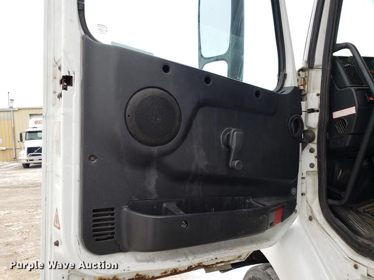 image for item DD3990 2002 Volvo VN semi truck