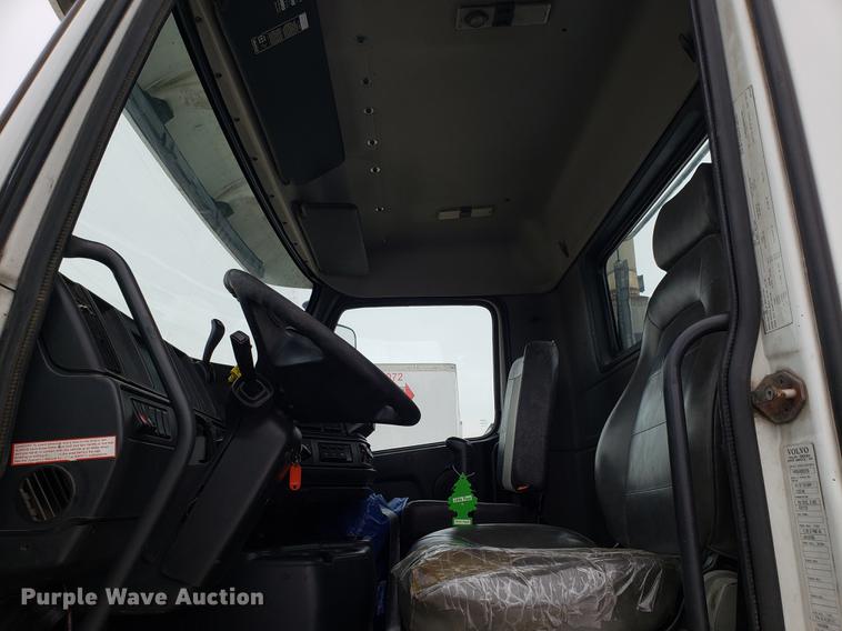 image for item DD3990 2002 Volvo VN semi truck