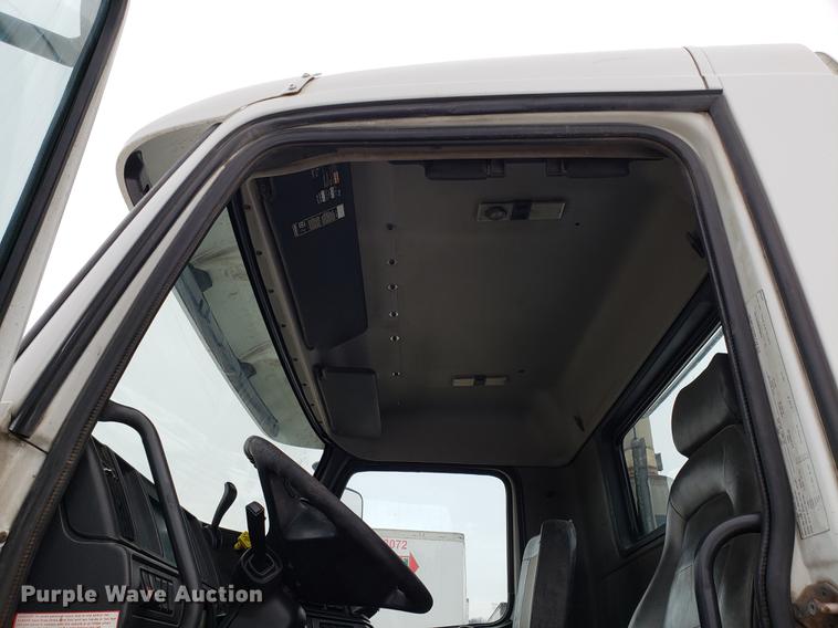 image for item DD3990 2002 Volvo VN semi truck