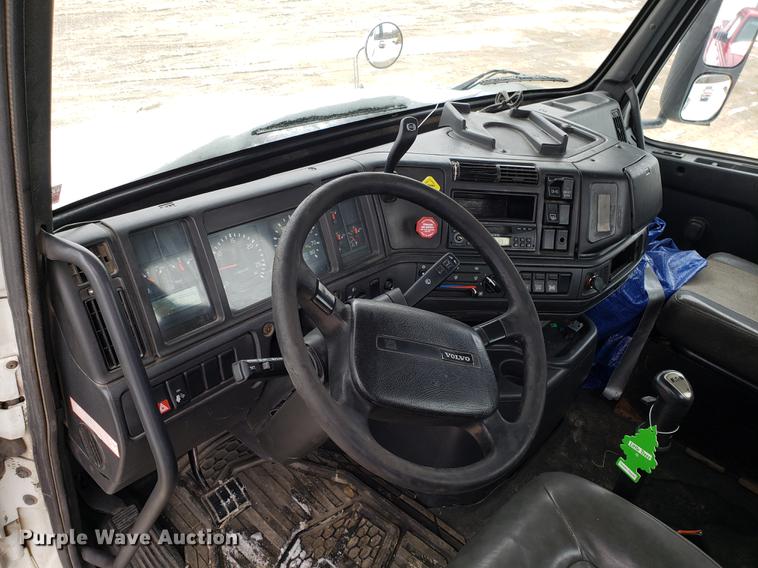 image for item DD3990 2002 Volvo VN semi truck