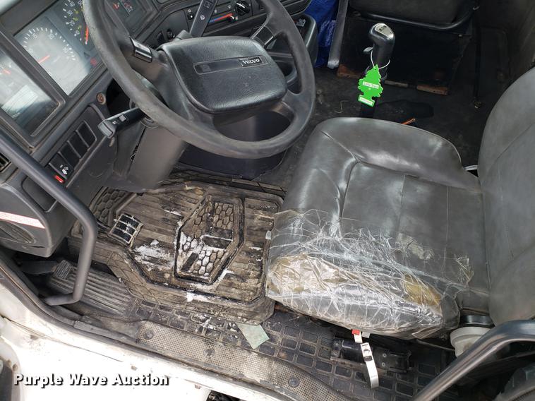 image for item DD3990 2002 Volvo VN semi truck