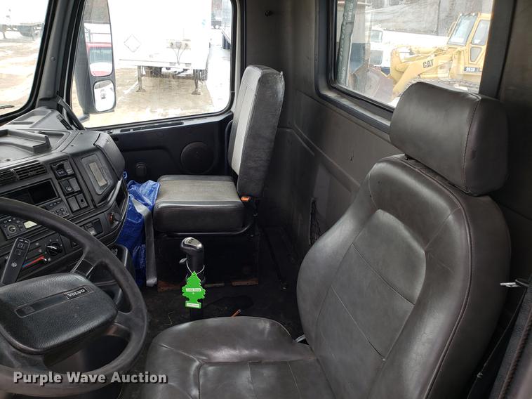 image for item DD3990 2002 Volvo VN semi truck