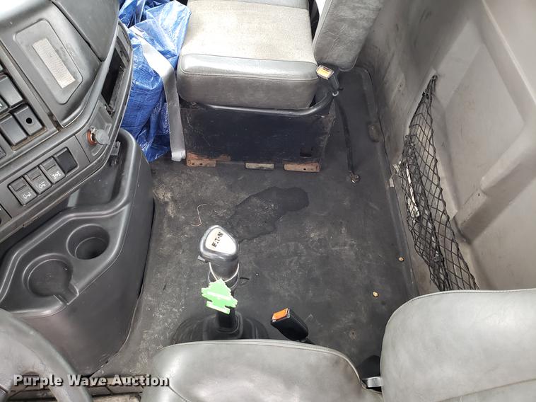 image for item DD3990 2002 Volvo VN semi truck