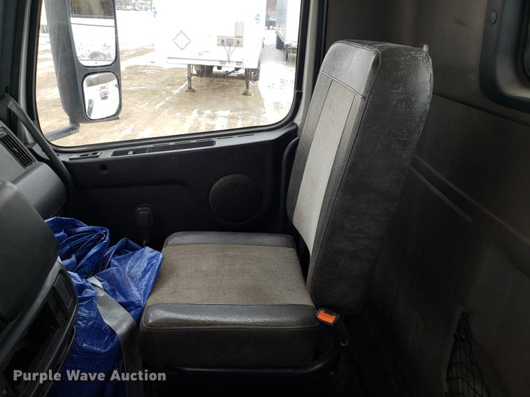 image for item DD3990 2002 Volvo VN semi truck