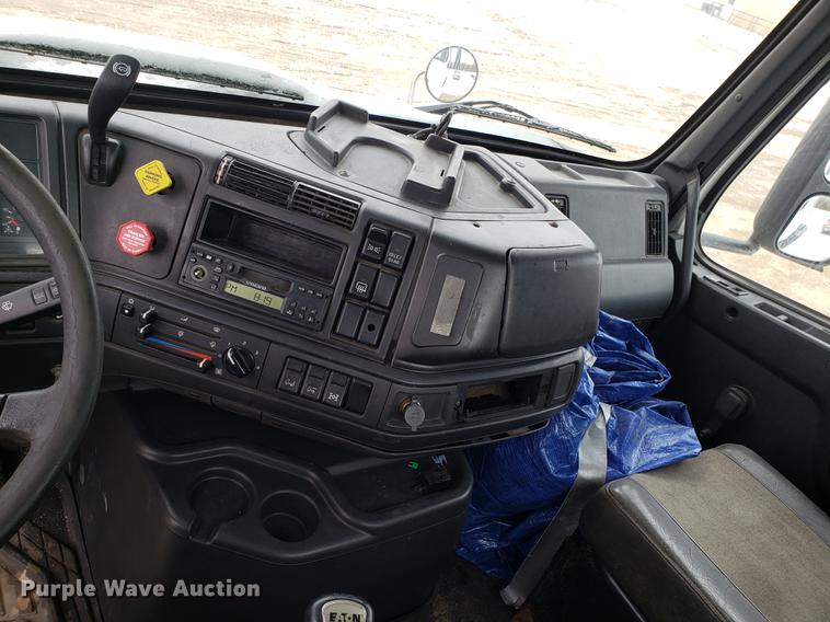 image for item DD3990 2002 Volvo VN semi truck