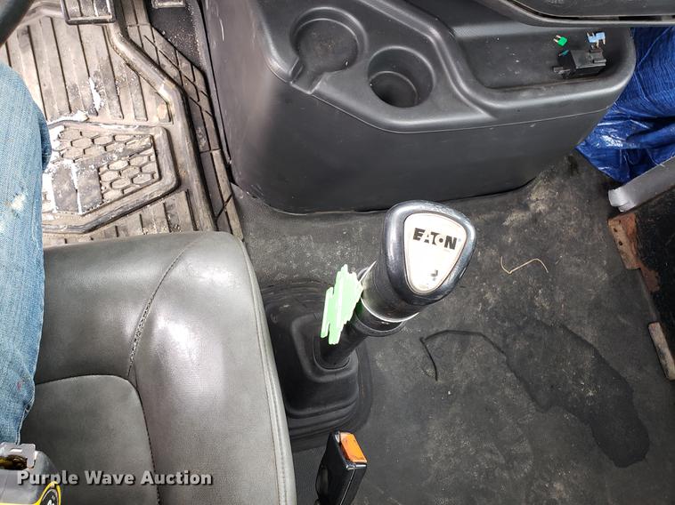 image for item DD3990 2002 Volvo VN semi truck