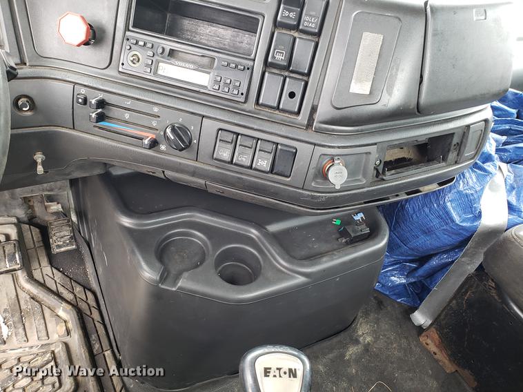 image for item DD3990 2002 Volvo VN semi truck