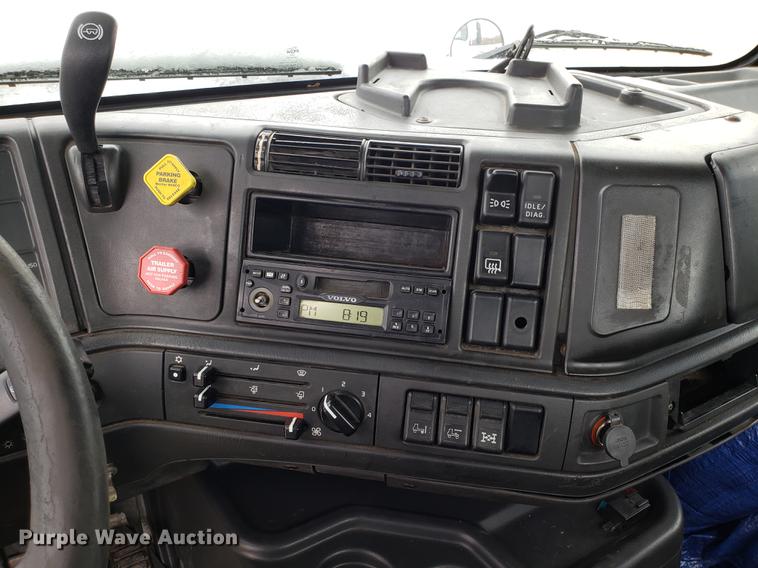 image for item DD3990 2002 Volvo VN semi truck