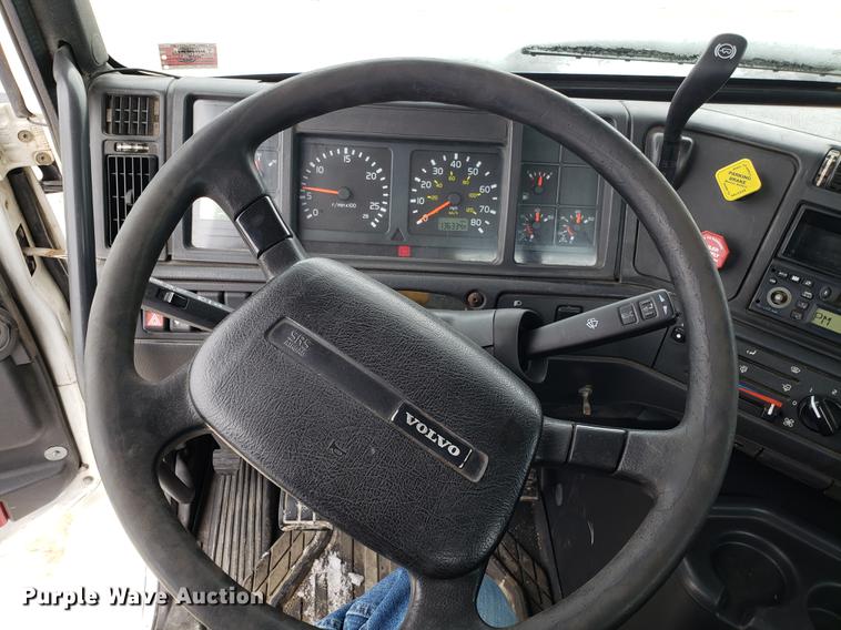 image for item DD3990 2002 Volvo VN semi truck