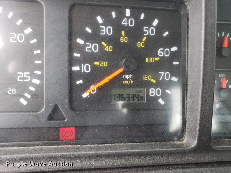 image for item DD3990 2002 Volvo VN semi truck