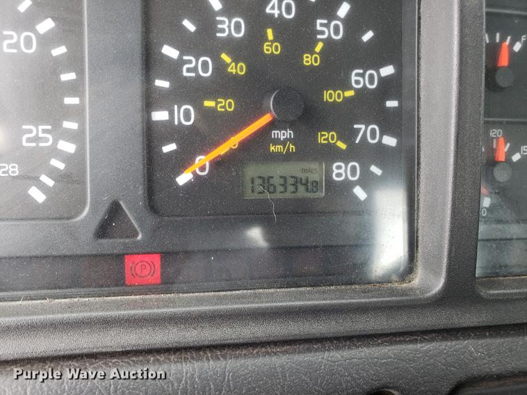 image for item DD3990 2002 Volvo VN semi truck