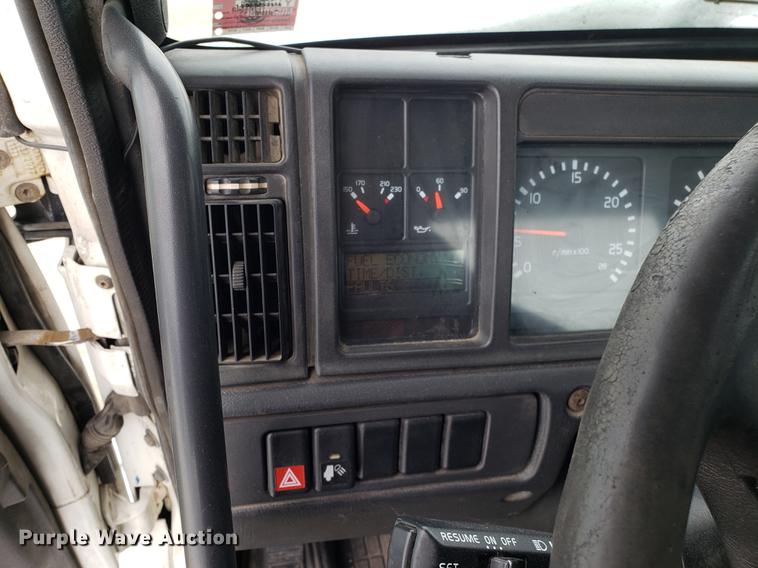 image for item DD3990 2002 Volvo VN semi truck