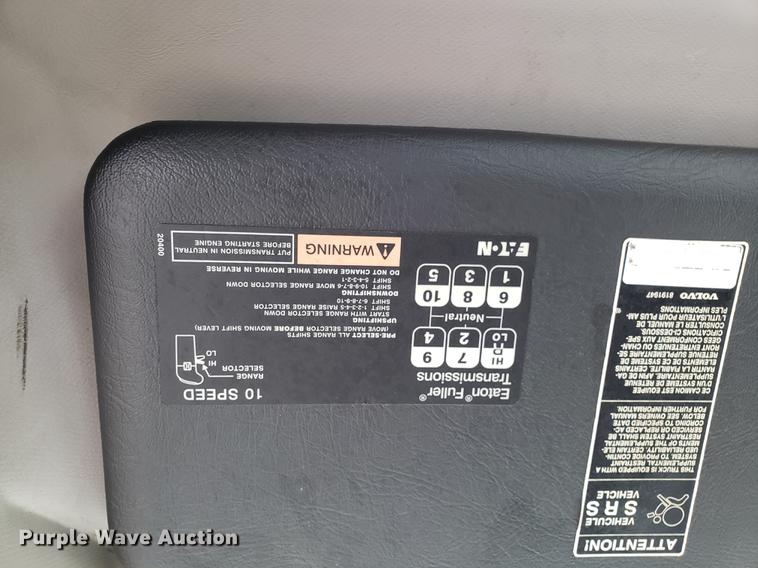 image for item DD3990 2002 Volvo VN semi truck