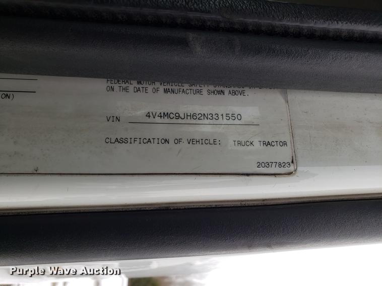 image for item DD3990 2002 Volvo VN semi truck