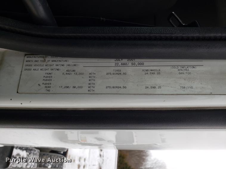 image for item DD3990 2002 Volvo VN semi truck