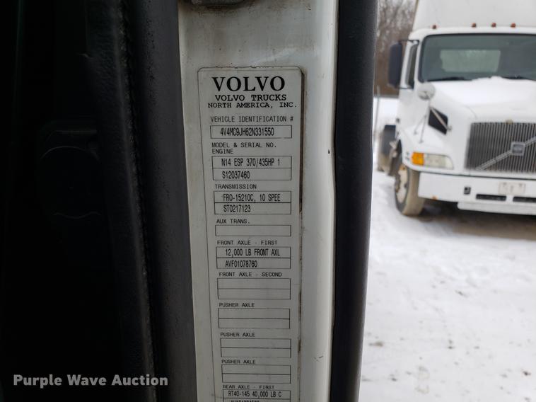 image for item DD3990 2002 Volvo VN semi truck